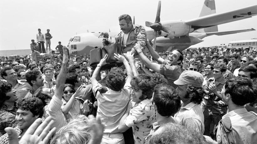 Mossad: Nach dem glücklichen Ende der Flugzeugentführung 1976 in Entebbe war die Freude bei der Rückkehr in Israel groß.