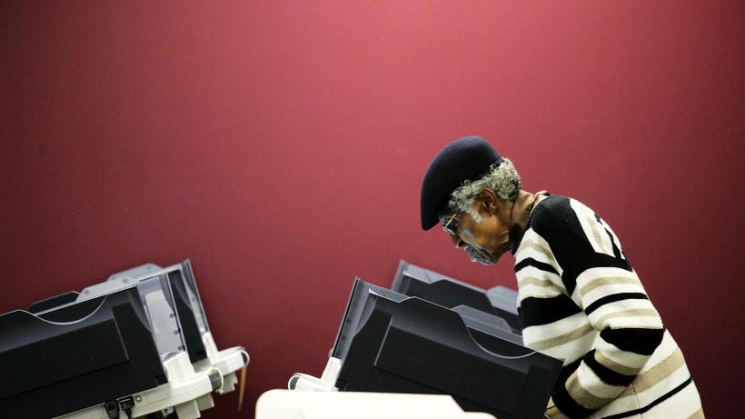 Wähler an einer Wahlmaschine in Toledo, Ohio