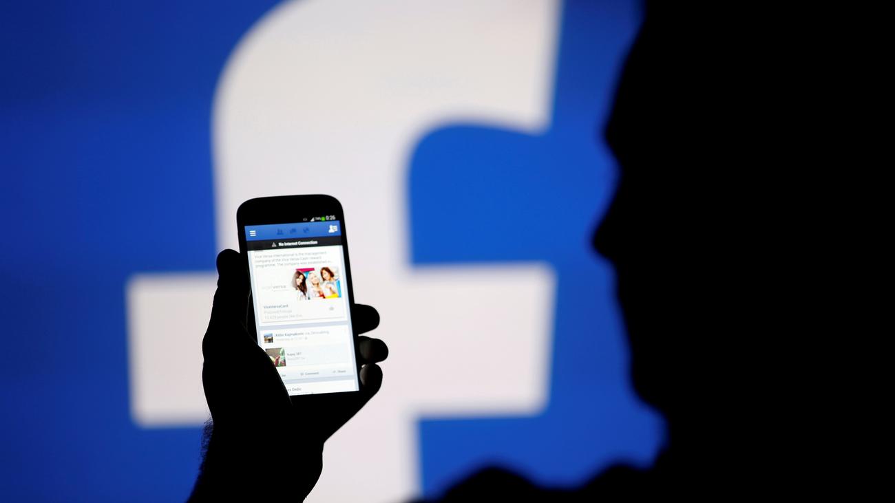 Soziale Netzwerke: Facebook und Twitter löschen mehr, auch ohne Gesetz