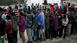 Geflüchtete warten im November 2015 im Moria-Camp auf der griechischen Insel Lesbos auf die Essensausgabe. 