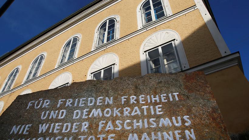 Hitlers Geburtshaus: Ein Mahnmal vor Hitlers Geburtshaus in Braunau