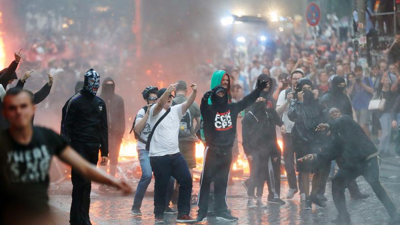 Polizei Hamburg: Im Juli 2017 warfen Demonstranten während der G20-Proteste in Hamburg Steine auf Polizisten.
