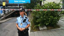 Eine Polizistin steht vor dem gesperrten Bahnhof in Oslo
