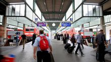 Reisende am Stuttgarter Hauptbahnhof