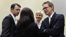 Beate Zschäpe mit den Anwälten Wolfgang Stahl (l.), Anja Sturm und Wolfgang Heer während des NSU-Prozesses am Münchner Oberlandesgericht