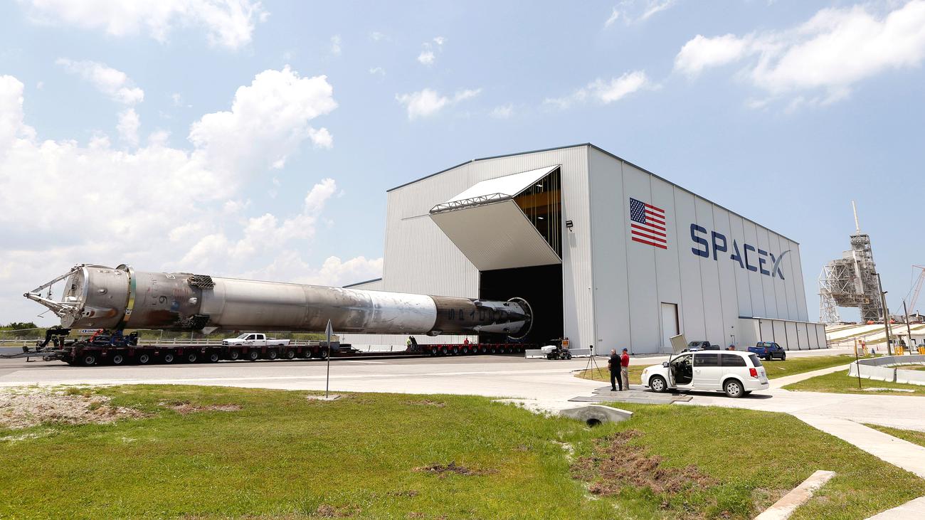 (spacex) is an american aerospace manufacturer and space transportation services company headquartered in hawthorne, california. SpaceX: Rakete auf Weltraumbahnhof Cape Canaveral ...