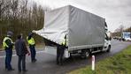 Polizei entdeckt 91 Menschen in Lastwagen