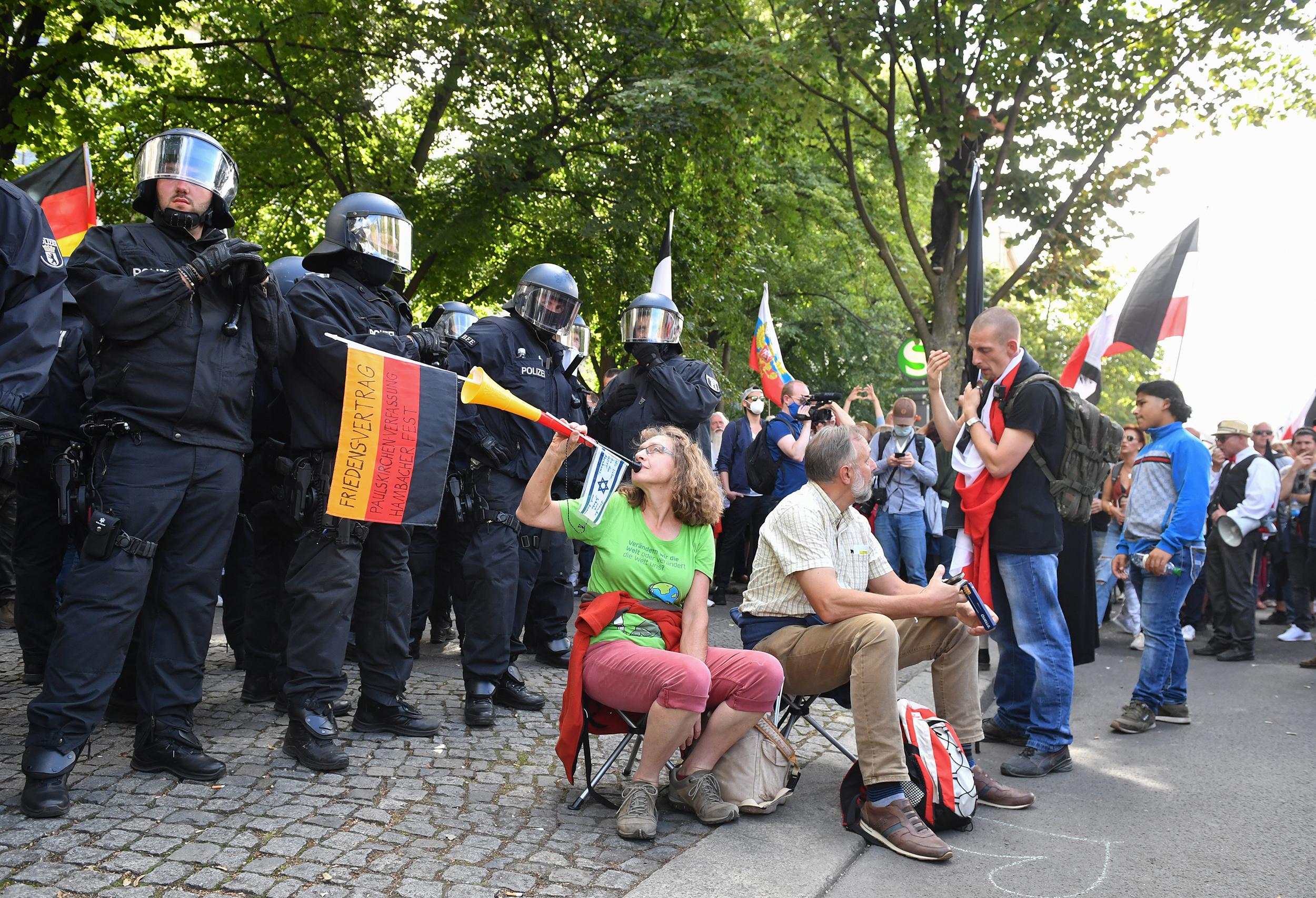 Demonstrationen Gegen Corona Politik Kein Mindestabstand Zu Neonazis