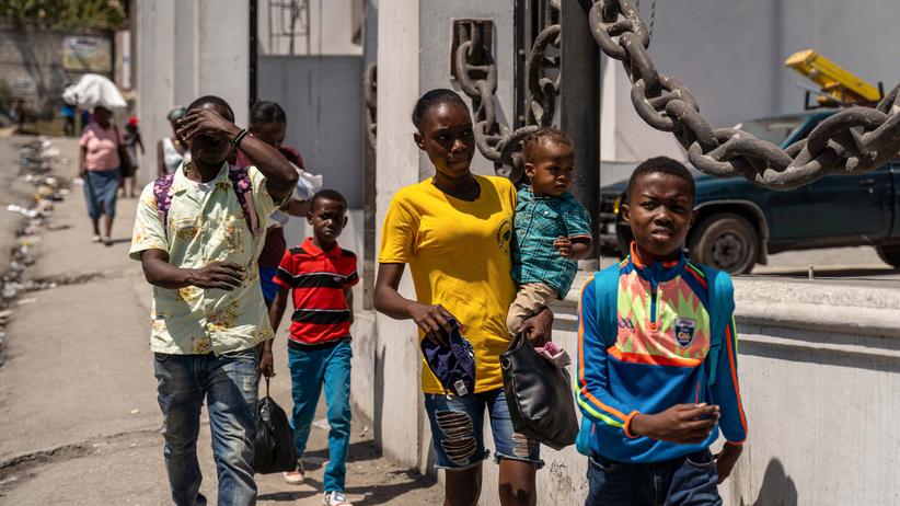 Haiti Tausende Fliehen Vor Bandengewalt Aus Stadtteil Von Port Au