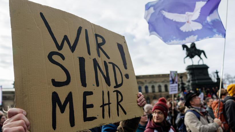 Protest Tausende Sachsen Anhalter Setzen Zeichen Gegen Rechts Zeit