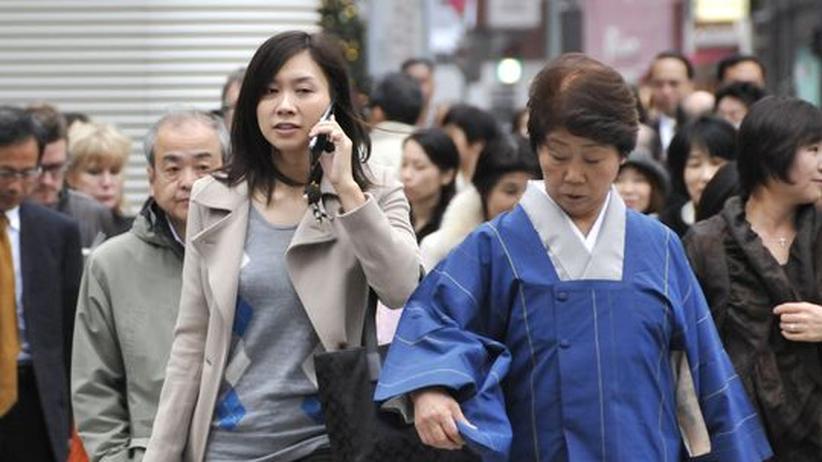 Autos auf einer überfluteten Straße im Westen Japans © Kyodo News ...