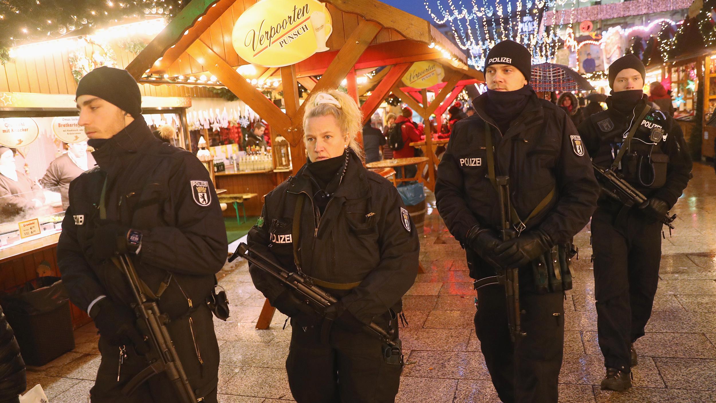 Terrorismus: Symbolischer Polizeischutz statt Terrorabwehr: Patrouille auf dem Breitscheidplatz 