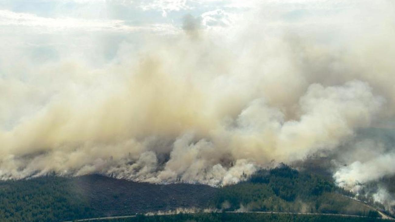 Rund Feuer W Ten Gro E Waldbr Nde In Schweden Ganze D Rfer