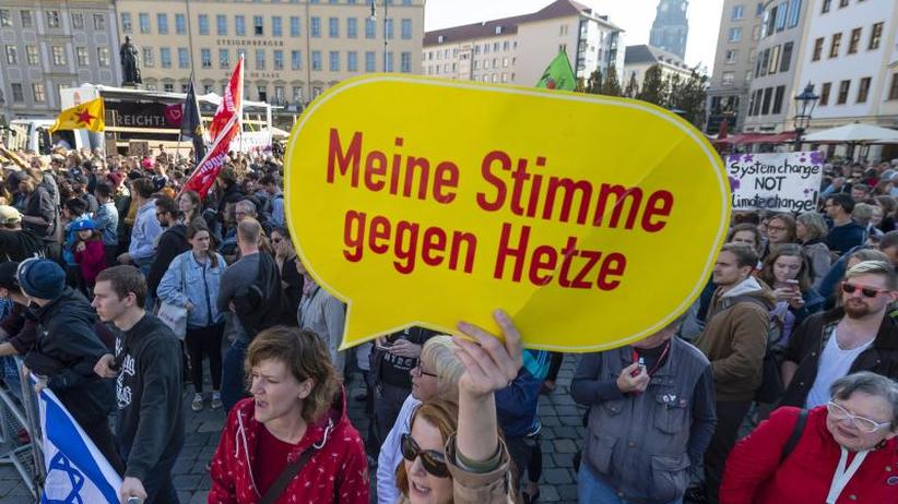 B Ndnis Herz Statt Hetze Tausende Menschen Protestieren In Dresden