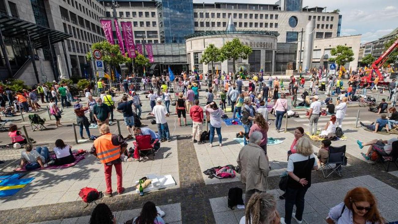 Pfingstwochenende Zulauf Zu Demonstrationen Gegen Corona