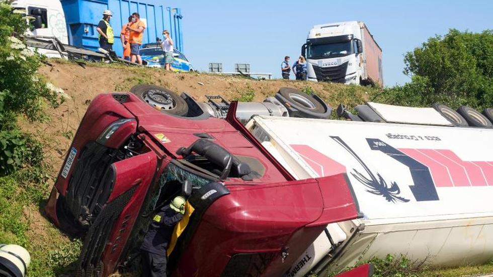 Unfälle Lastwagen fährt durch Leitplanke und stürzt Böschung hinab