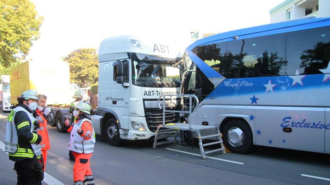 Unfälle Schwerer Unfall mit zwei Bussen Vier Schwerverletzte ZEIT