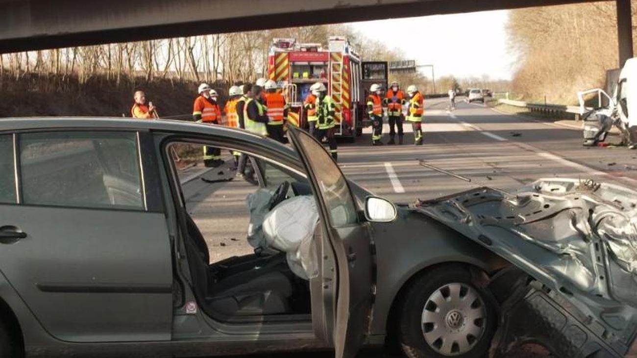 Unfälle Zusammenstoß mit Geisterfahrer A3 über Stunden gesperrt