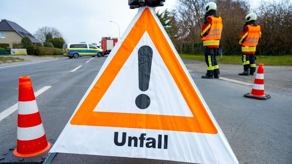 Rhein Hunsrück Kreis Auto mit sechs Insassen überschlägt sich auf A61