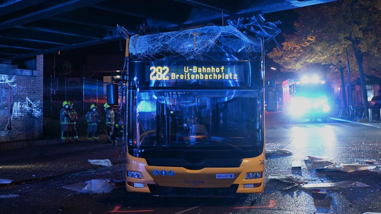 Verkehr Doppeldeckerbus bleibt unter Brücke stecken drei Verletzte