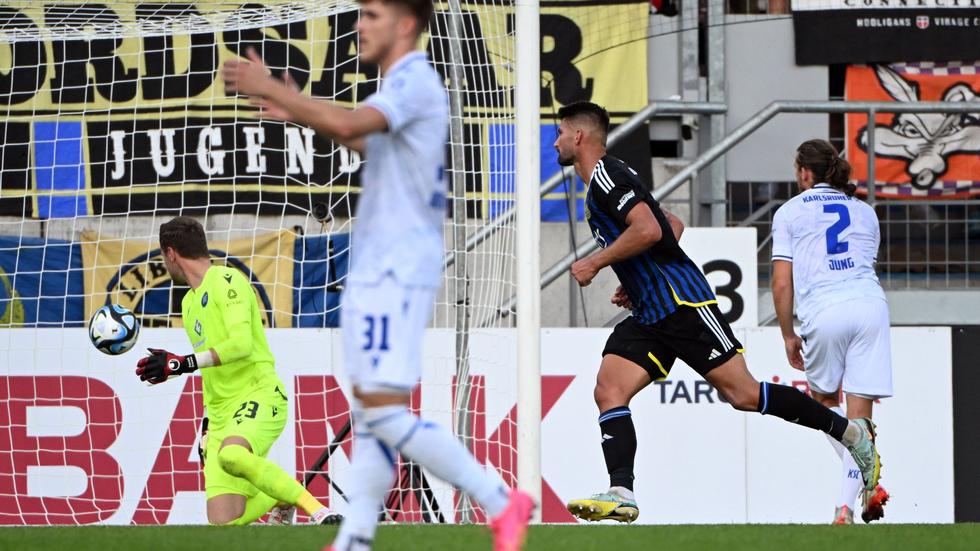 Dfb Pokal Saarbr Ckens Br Nker Schie T Karlsruher Sc Aus Dem Dfb Pokal