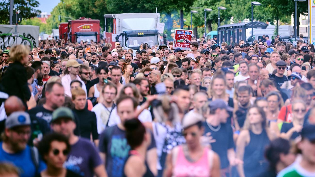 Techno Demonstration Zug Der Liebe 10 000 Technofans Tanzen Durch