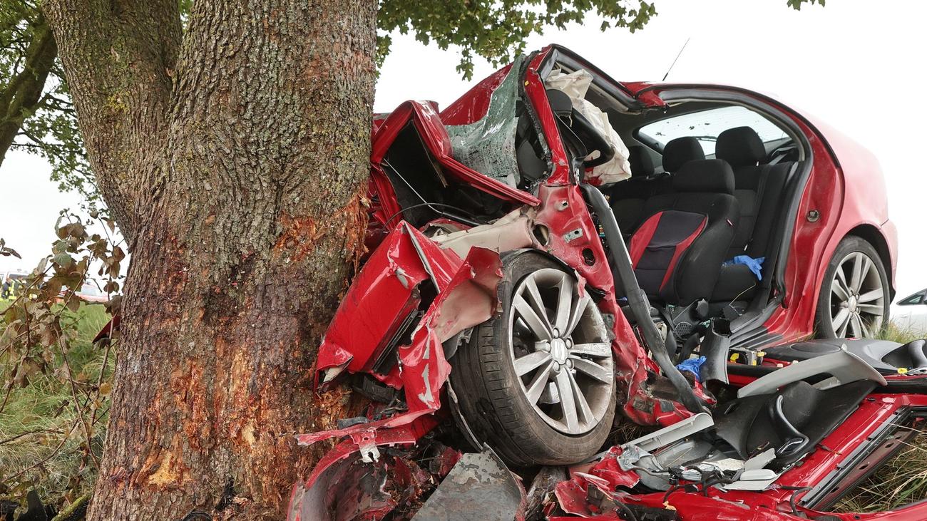 Verkehrsunf Lle Autofahrer Kracht Gegen Baum Und Stirbt Zeit Online