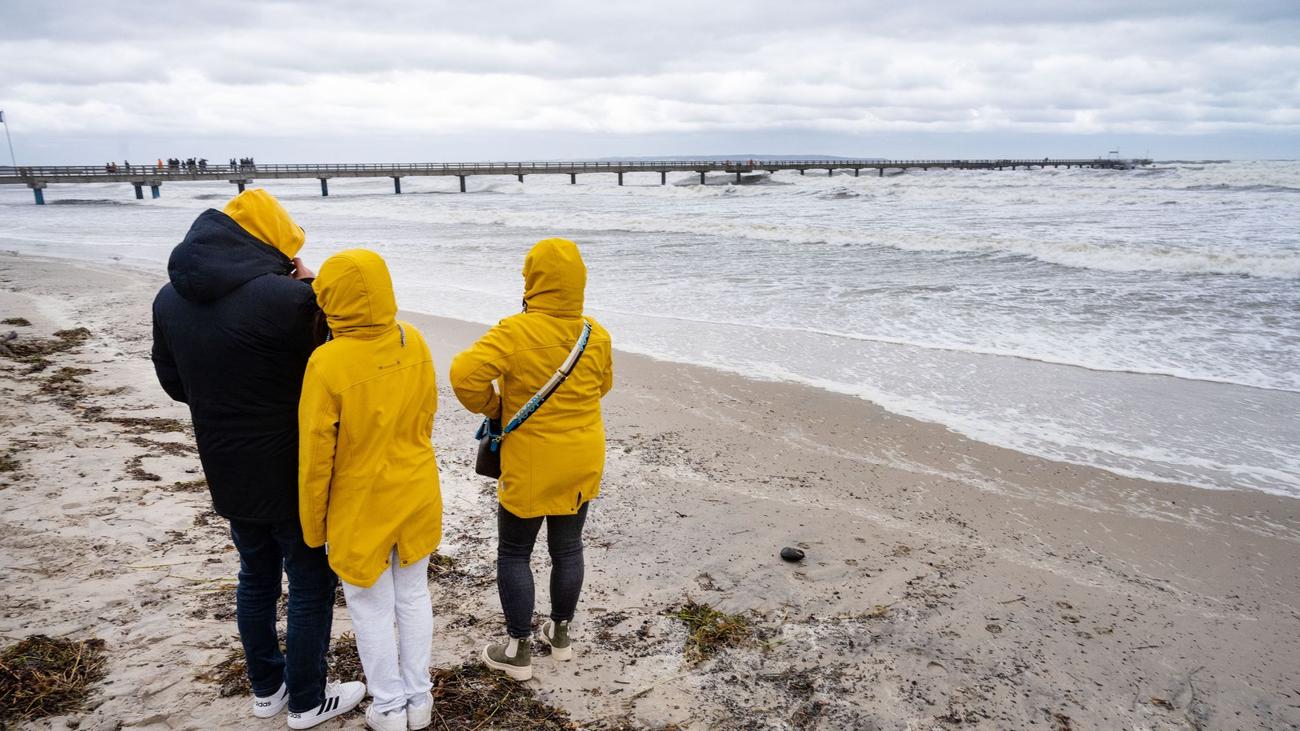 Unwetter Dutzende Schaulustige Beobachten Hochwasser In Flensburg