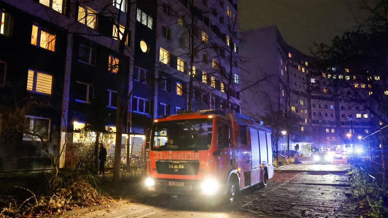 Berlin Friedrichshain Feuerwehr Rettet Menschen Aus Hochhaus