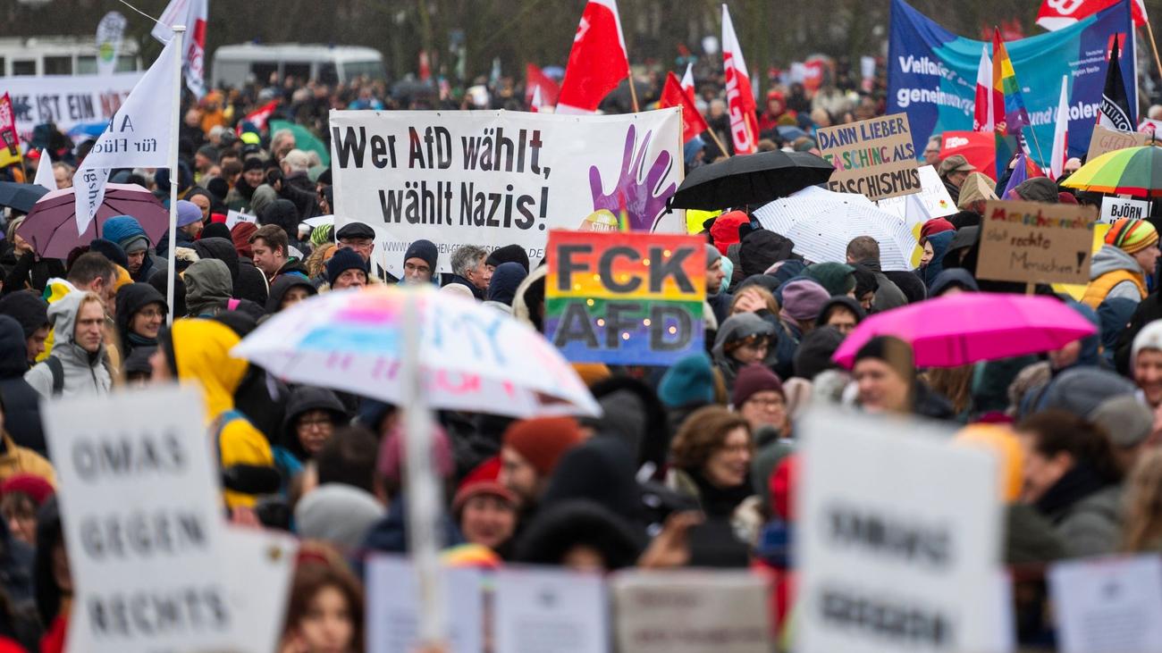 Proteste Hunderte Teilnehmer Bei Demos Gegen Rechts Zeit Online