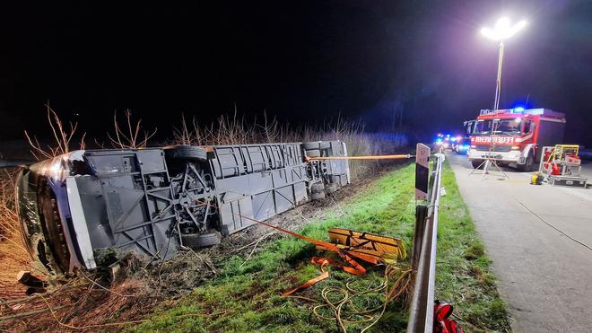 Werl Bus Nach Unfall Auf A Geborgen Und Abtransportiert Zeit Online