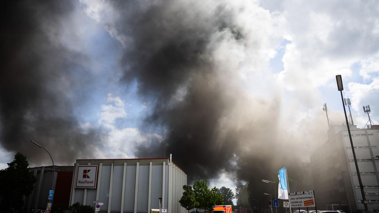 Brände Rauchwolke durch Großbrand über Berlin Anwohner gewarnt