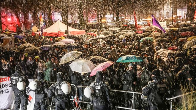 Kundgebung Und Protestzug Proteste Gegen Afd B Rgerdialog In Aachen