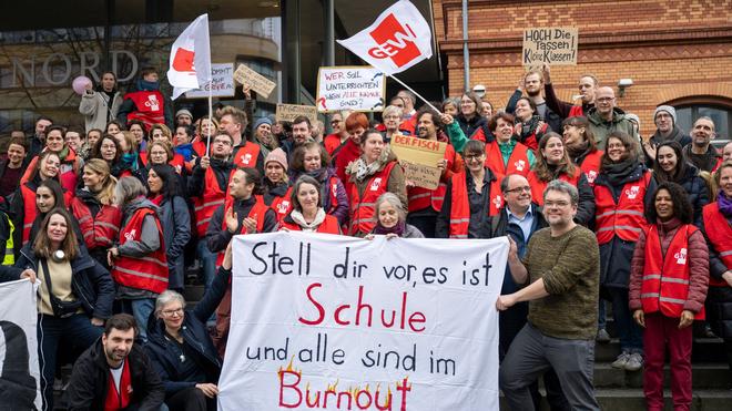 Belastung Von Lehrern Gew Umfrage Belegt B Rokratie Frust Bei Lehrern