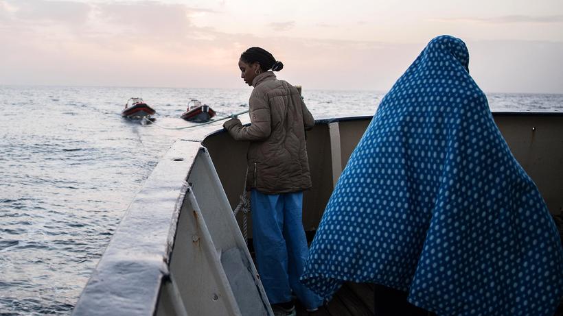 Seenotrettung: Sie wurde aus einem Schlauchboot gerettet, 24 Meilen nördlich der libyschen Hafenstadt Sabratha. Nun bringt sie die Golfo Azzurro, ein Rettungsschiff der spanischen Hilfsorganisation Proactiva Open Arms, in einen sicheren Hafen. 