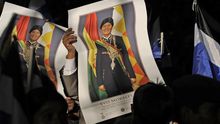 Anhänger des bolivianischen Präsidenten Evo Morales halten Bilder von ihm hoch.
