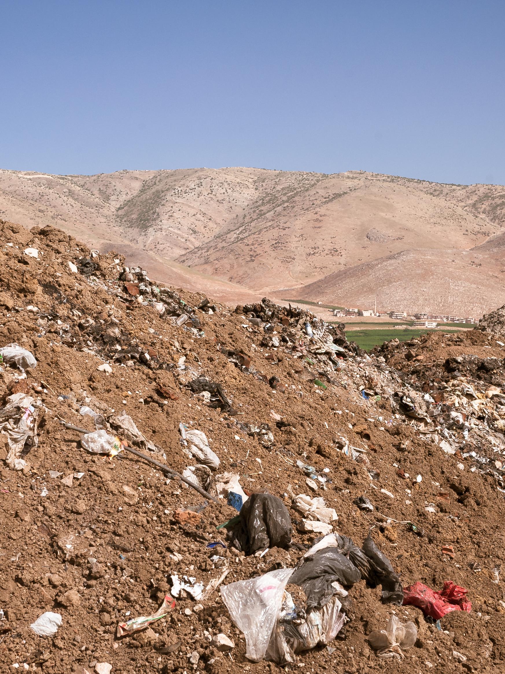 Auf der Deponie im libanesischen Bar Elias ist der Müll kaum noch unterzubringen: Zehntausende bleiben nach ihrer Flucht aus dem nahen Syrien in der (zuvor) kleinen Gemeinde.
