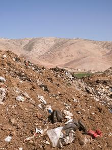 Auf der Deponie im libanesischen Bar Elias ist der Müll kaum noch unterzubringen: Zehntausende bleiben nach ihrer Flucht aus dem nahen Syrien in der (zuvor) kleinen Gemeinde.