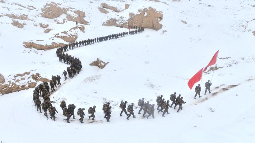 Xinjiang: Eine Gruppe von Soldaten in Xinjiang.