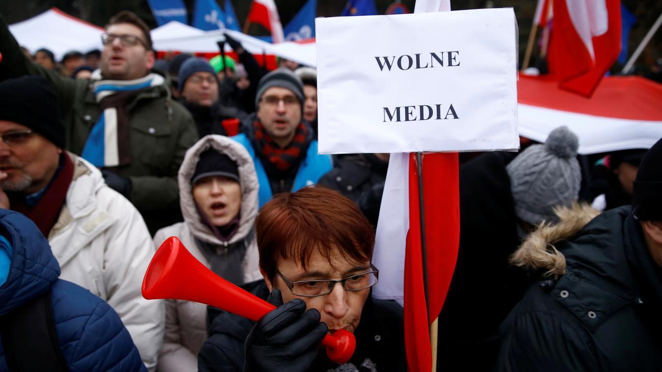 Polen: Regierung lenkt nach Massenprotesten ein