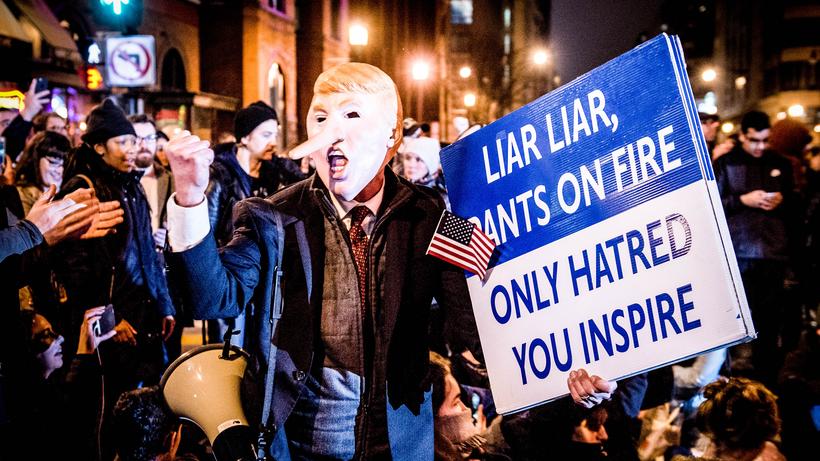 "Alternative Fakten": Trump-Gegner bei einer Demonstration zur Amtseinführung des US-Präsidenten am 20. Januar in Washington.