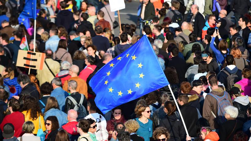 Osteuropa: Ein Demonstrant schwenkt eine EU-Fahne bei einer Demonstration in Budapest.