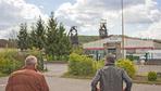 Braun, auf rotem Grund