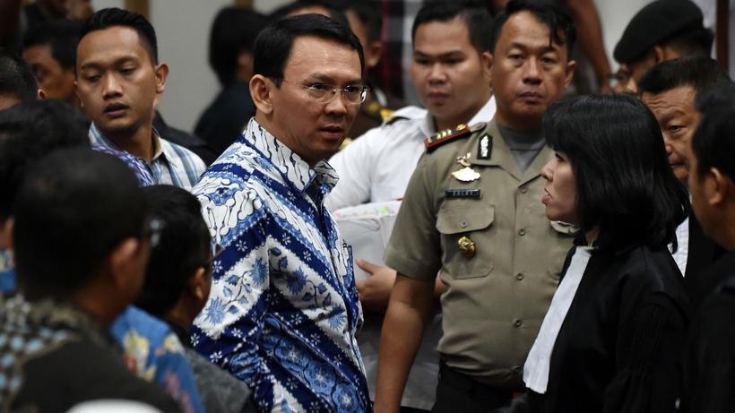 Indonesien: Gouverneur Basuki Tjahaja Purnama (m.) vor Gericht