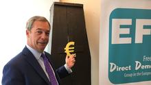 Nigel Farge vor dem Interview neben seinem Schreibtisch