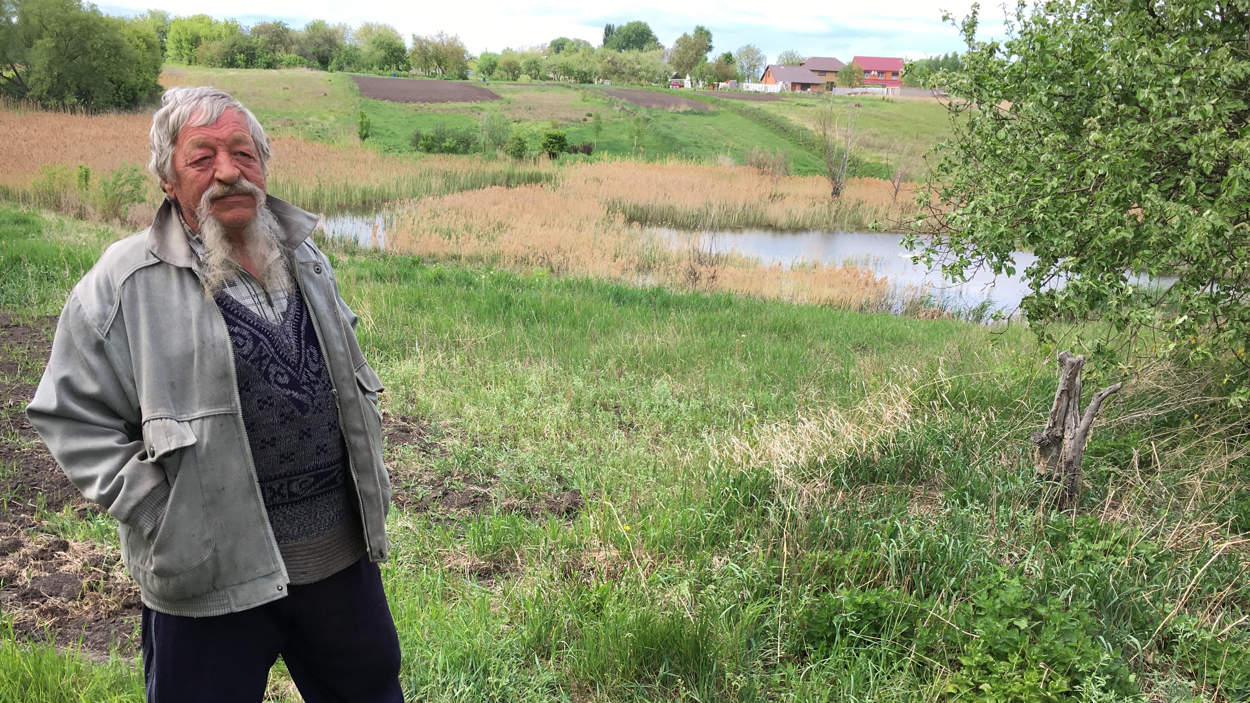 Der Freiheitskämpfer Mykola Matusewitsch im Garten seiner Schwester
