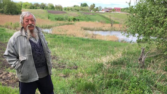 Der Freiheitskämpfer Mykola Matusewitsch im Garten seiner Schwester