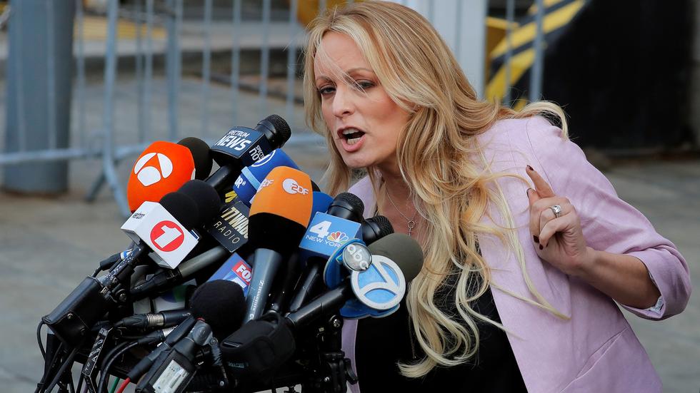 Stormy Daniels Pornodarstellerin Reicht Klage Gegen Trump Wegen