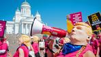 Regenbogenfahnen, Friedenszeichen und schwangere Trumps