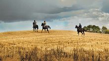 Im Galopp über ein Feld der Goldensee-Berge. Auf den Tag genau 68 Jahre später macht sich unsere Autorin auf den Weg der Marion Dönhoff